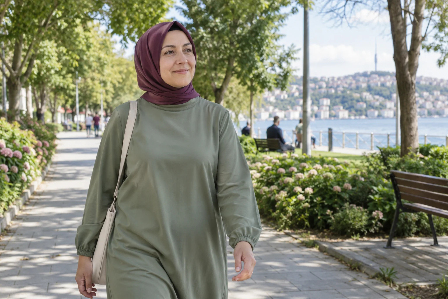 Panik Atak Nasıl Geçer? | Panik Atak Nedir Başörtülü ve kapalı yakalı giysili kadının parkta sakin şekilde yürüdüğü, günlük yaşama katılımı anlatan temsili sahne